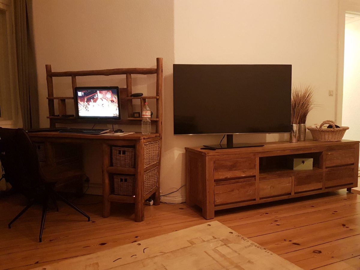 TV Lowboard und Schreibtisch